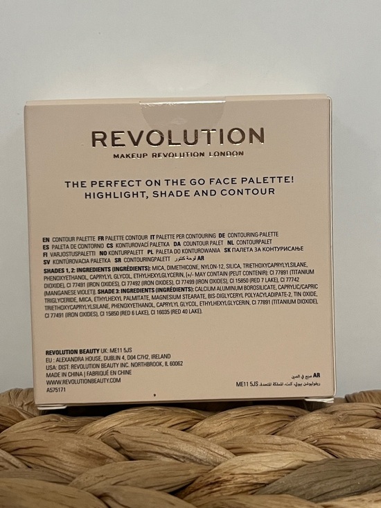 Revolution Contour Powder Compact - Picture 2 of 3